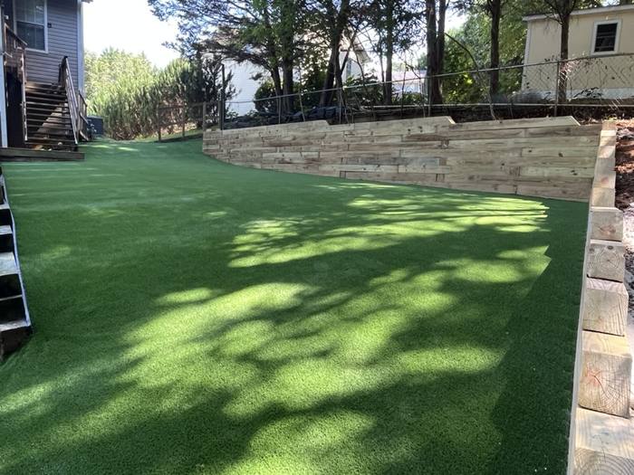 Backyard turf with wood retaining wall